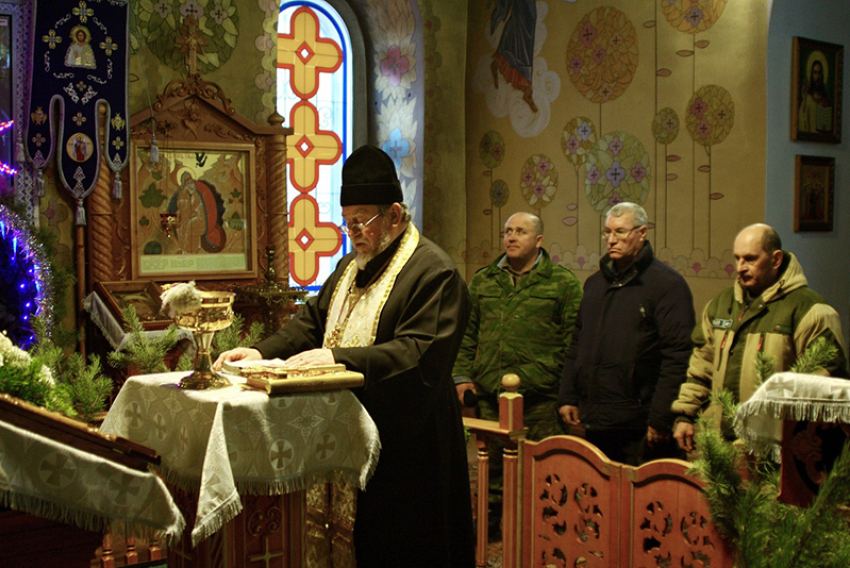  Добровольцев Борисоглебска перед отправкой груза в зону СВО благословил настоятель Казанского храма