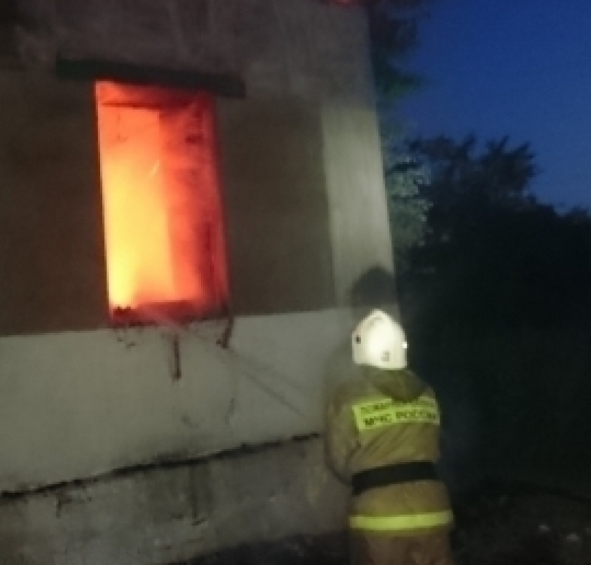 Сегодня ночью в селе Махровка Борисоглебского городского округа сгорел сельский клуб.