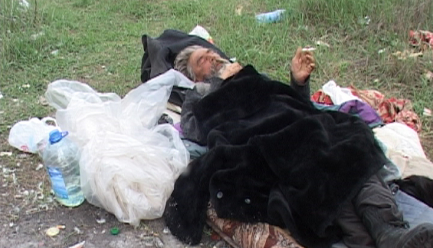 Парализованного бездомного, который пролежал две недели на мусорке Борисоглебска, забрала «скорая»