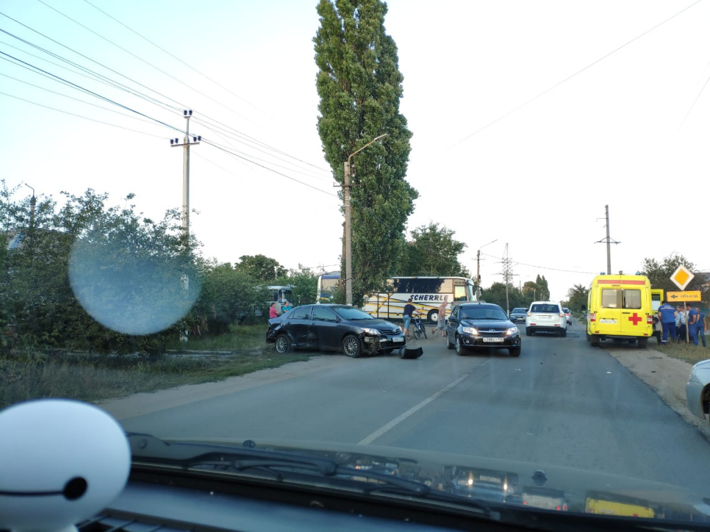 В Борисоглебске на фото запечатлели последствия столкновения двух  автомобилей и мотоцикла