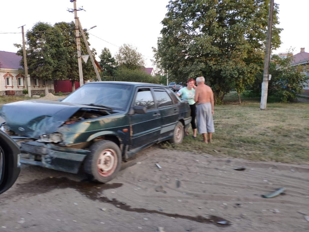 В Борисоглебске на фото запечатлели последствия столкновения двух  автомобилей и мотоцикла