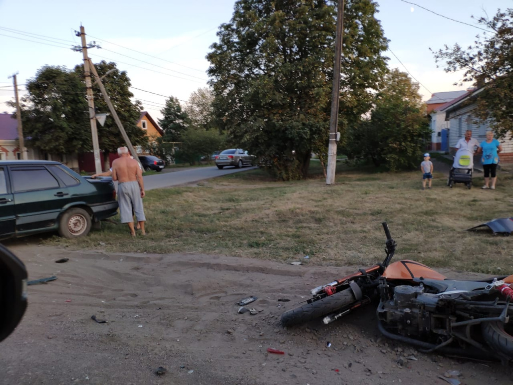 В Борисоглебске на фото запечатлели последствия столкновения двух  автомобилей и мотоцикла